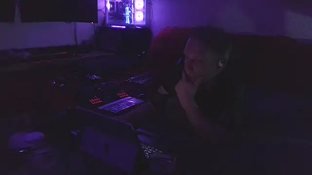 Snapshot of davidgntxxxxx chatting on April 30, 2026, 5:53 pm davidgntxxxxx online show from April 30, 2026, 5:53 pm