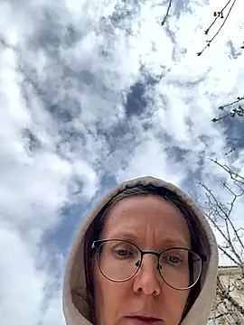 angelmommu online show from April 13, 2026, 7:01 am