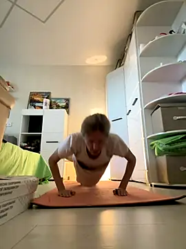 Snapshot of angelmommu chatting on September 19, 2025, 4:16 am angelmommu online show from September 19, 2025, 4:16 am