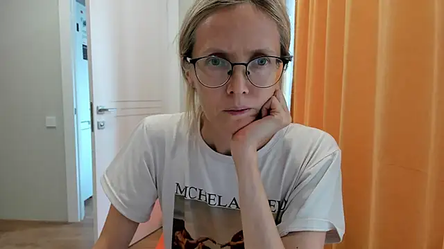 Snapshot of angelmommu chatting on September 18, 2025, 12:19 pm angelmommu online show from September 18, 2025, 12:19 pm