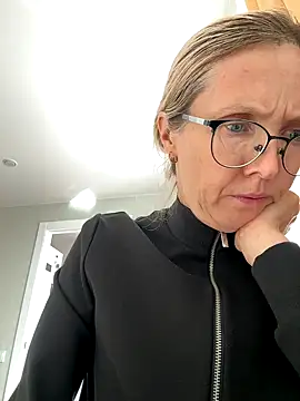 Snapshot of angelmommu chatting on October 3, 2025, 5:31 am angelmommu online show from October 3, 2025, 5:31 am