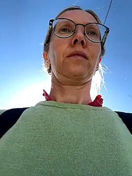 Snapshot of angelmommu chatting on October 4, 2025, 9:55 am angelmommu online show from October 4, 2025, 9:55 am