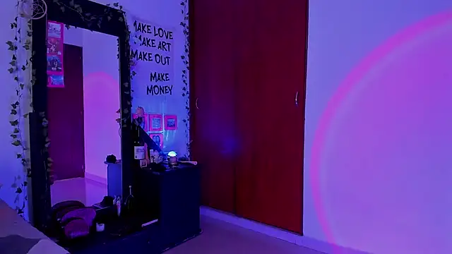 Snapshot of little_kayla_ chatting on November 28, 2025, 9:15 pm little kayla online show from November 28, 2025, 9:15 pm