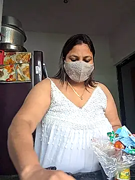 Snapshot of MOM-SUN-COUPLE chatting on October 5, 2025, 10:28 am MOM-SUN-COUPLE online show from October 5, 2025, 10:28 am