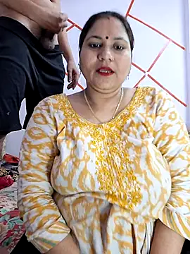 Snapshot of MOM-SUN-COUPLE chatting on March 7, 2025, 6:11 pm MOM-SUN-COUPLE online show from March 7, 2025, 6:11 pm