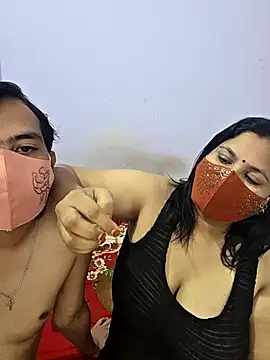 Snapshot of MOM-SUN-COUPLE chatting on September 9, 2025, 9:08 am MOM-SUN-COUPLE online show from September 9, 2025, 9:08 am