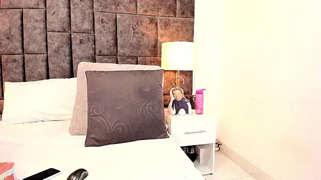 Snapshot of Petit-Rosse chatting on January 20, 2025, 10:04 pm Petit-Rosse online show from January 20, 2025, 10:04 pm