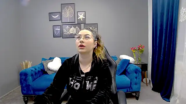 Katewalker  online show from March 19, 2025, 6:12 pm