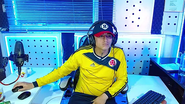 Snapshot of Darko0717 chatting on November 19, 2025, 12:32 am Darko0717 online show from November 19, 2025, 12:32 am