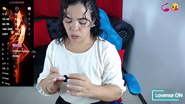 Snapshot of Abril_Beltran_ chatting on September 27, 2025, 10:49 pm Abril Beltran online show from September 27, 2025, 10:49 pm