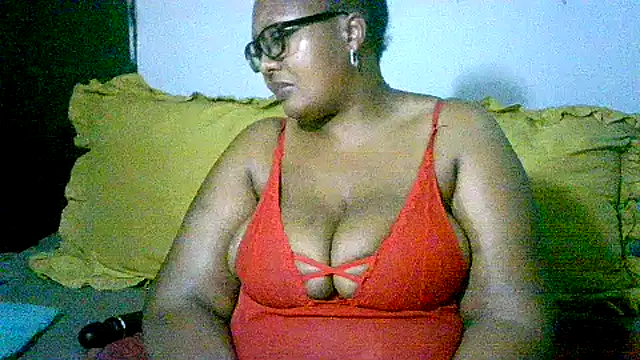 Snapshot of YELLOW_BONE chatting on September 8, 2025, 7:35 pm YELLOW BONE online show from September 8, 2025, 7:35 pm
