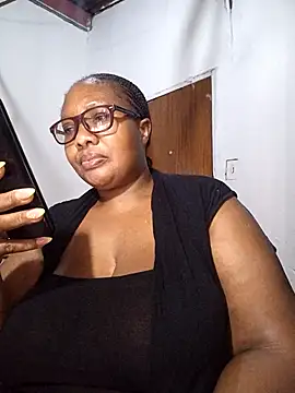 Snapshot of YELLOW_BONE chatting on October 3, 2025, 10:22 pm YELLOW BONE online show from October 3, 2025, 10:22 pm