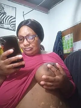Snapshot of YELLOW_BONE chatting on July 6, 2026, 8:33 pm YELLOW BONE online show from July 6, 2026, 8:33 pm