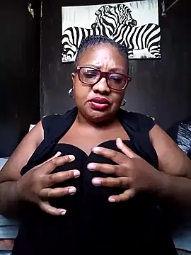 Snapshot of YELLOW_BONE chatting on February 28, 2025, 8:42 am YELLOW BONE online show from February 28, 2025, 8:42 am