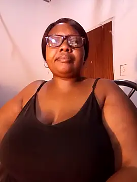 Snapshot of YELLOW_BONE chatting on December 2, 2025, 8:32 pm YELLOW BONE online show from December 2, 2025, 8:32 pm