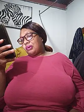 Snapshot of YELLOW_BONE chatting on July 5, 2026, 7:43 pm YELLOW BONE online show from July 5, 2026, 7:43 pm