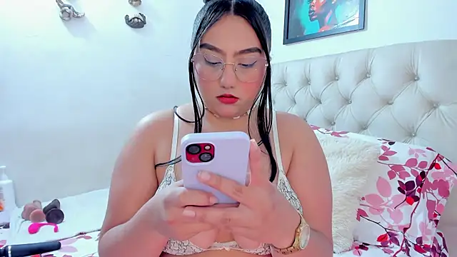 Snapshot of NayaWayne chatting on October 22, 2025, 6:40 pm NayaWayne online show from October 22, 2025, 6:40 pm