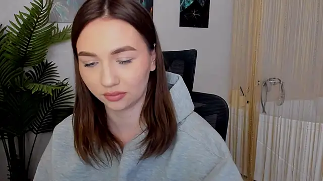 Snapshot of GracefulLook chatting on February 17, 2025, 10:38 pm GracefulLook online show from February 17, 2025, 10:38 pm