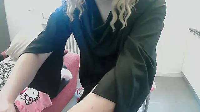 Snapshot of CristinaTrav chatting on February 10, 2026, 3:00 pm CristinaTrav online show from February 10, 2026, 3:00 pm