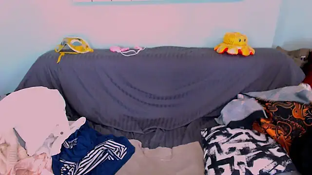 EverlyRays online show from April 18, 2026, 7:07 pm