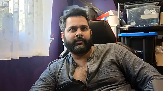 Snapshot of Sakhtlaundaz chatting on November 4, 2025, 6:01 pm Sakhtlaundaz online show from November 4, 2025, 6:01 pm