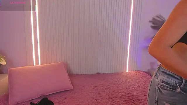 EmilyEvans7 online show from February 26, 2026, 7:36 pm