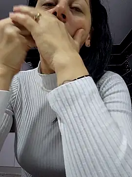 bruneta sexy23 online show from February 22, 2025, 5:46 pm