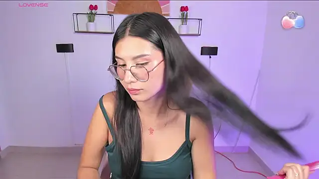 Snapshot of emily_villamil chatting on May 27, 2026, 9:33 pm emily villamil online show from May 27, 2026, 9:33 pm