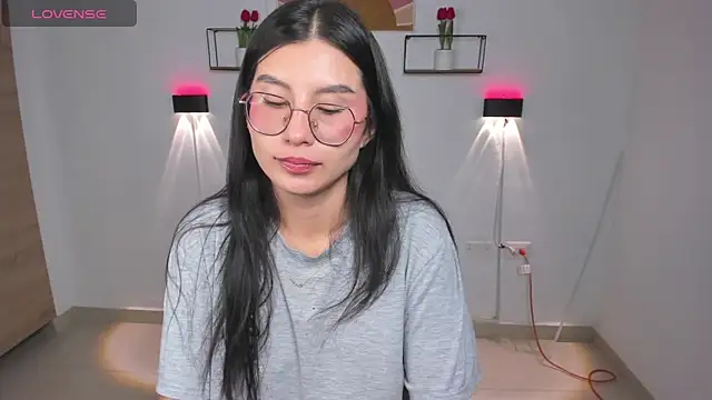 Snapshot of emily_villamil chatting on May 5, 2026, 9:18 pm emily villamil online show from May 5, 2026, 9:18 pm