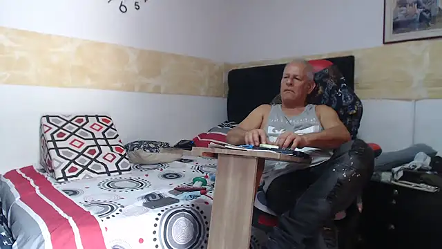 Snapshot of VALENTINO1983_ chatting on September 17, 2025, 4:31 pm VALENTINO1983 online show from September 17, 2025, 4:31 pm