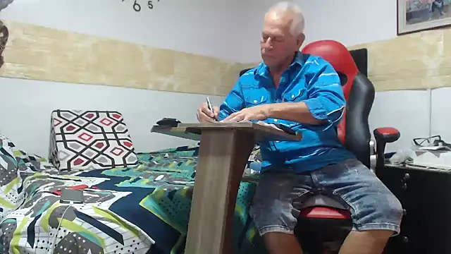 Snapshot of VALENTINO1983_ chatting on November 17, 2025, 12:03 am VALENTINO1983 online show from November 17, 2025, 12:03 am