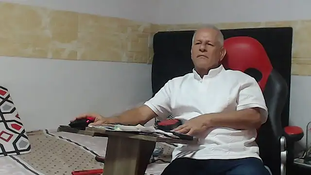 Snapshot of VALENTINO1983_ chatting on October 12, 2025, 8:43 pm VALENTINO1983 online show from October 12, 2025, 8:43 pm