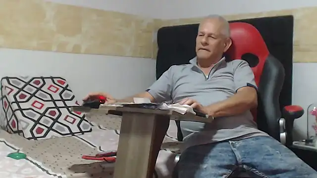 Snapshot of VALENTINO1983_ chatting on October 11, 2025, 11:50 pm VALENTINO1983 online show from October 11, 2025, 11:50 pm