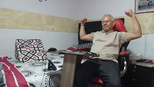 Snapshot of VALENTINO1983_ chatting on September 28, 2025, 4:08 am VALENTINO1983 online show from September 28, 2025, 4:08 am