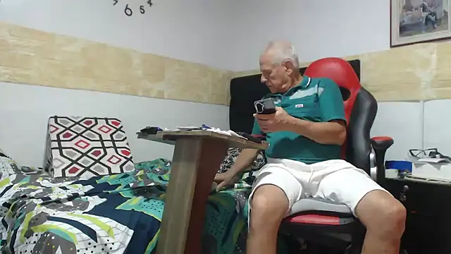 Snapshot of VALENTINO1983_ chatting on November 20, 2025, 2:45 am VALENTINO1983 online show from November 20, 2025, 2:45 am