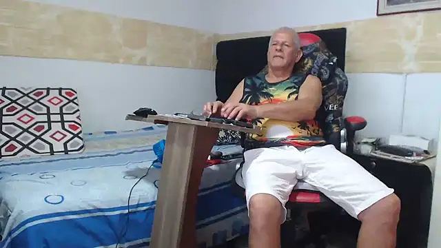 Snapshot of VALENTINO1983_ chatting on September 14, 2025, 6:25 am VALENTINO1983 online show from September 14, 2025, 6:25 am