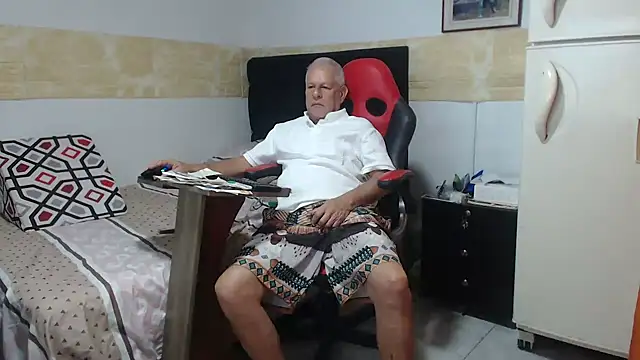 Snapshot of VALENTINO1983_ chatting on October 18, 2025, 2:19 pm VALENTINO1983 online show from October 18, 2025, 2:19 pm