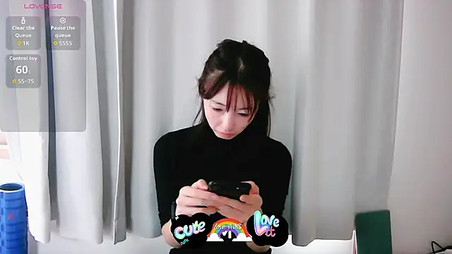 Snapshot of Love_me_Eri_ chatting on October 18, 2025, 4:14 am Love me Eri online show from October 18, 2025, 4:14 am