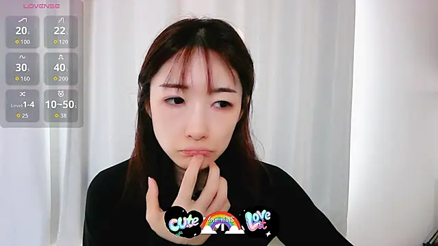 Snapshot of Love_me_Eri_ chatting on October 27, 2025, 1:06 am Love me Eri online show from October 27, 2025, 1:06 am