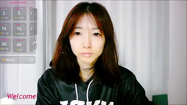 Snapshot of Love_me_Eri_ chatting on October 1, 2025, 12:16 am Love me Eri online show from October 1, 2025, 12:16 am