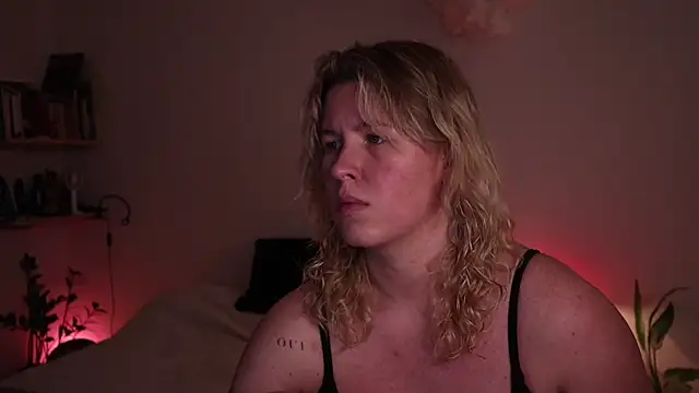 moonamii online show from November 4, 2025, 4:33 pm