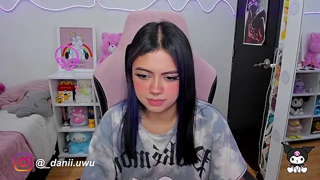 Snapshot of CuteDani_ chatting on March 3, 2025, 11:22 am CuteDani online show from March 3, 2025, 11:22 am