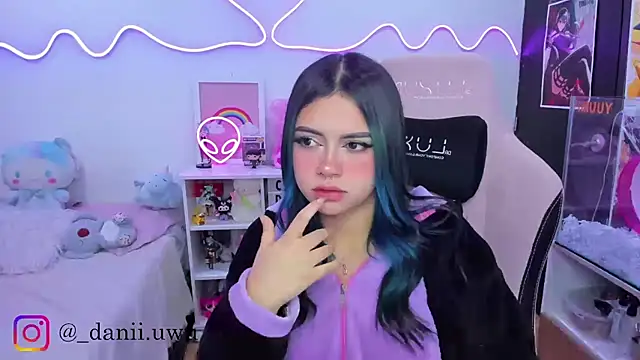 Snapshot of CuteDani_ chatting on November 11, 2025, 9:59 am CuteDani online show from November 11, 2025, 9:59 am