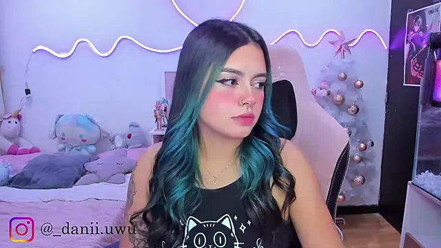 Snapshot of CuteDani_ chatting on November 29, 2025, 9:20 am CuteDani online show from November 29, 2025, 9:20 am