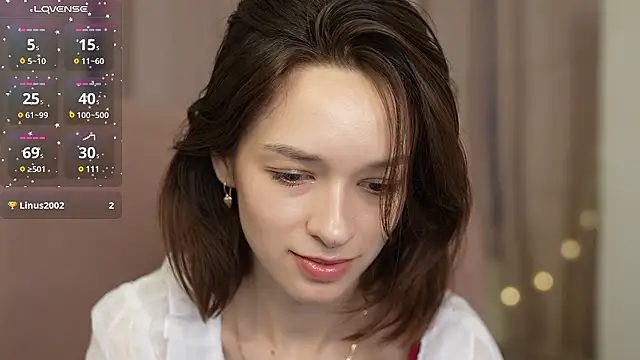 Snapshot of VivianLy_ chatting on December 3, 2024, 10:45 am VivianLy online show from December 3, 2024, 10:45 am