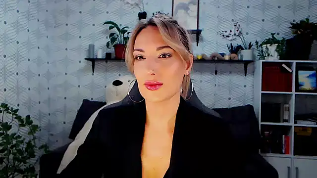 MillaXQueen online show from November 30, 2025, 2:40 pm