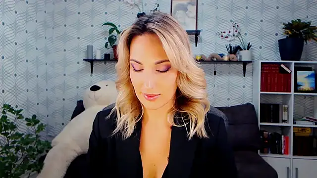 MillaXQueen online show from November 15, 2025, 12:53 pm