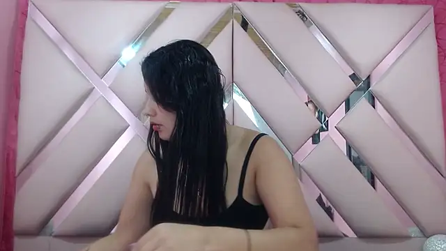 Snapshot of nathaly_low1 chatting on December 5, 2025, 3:05 am nathaly low1 online show from December 5, 2025, 3:05 am