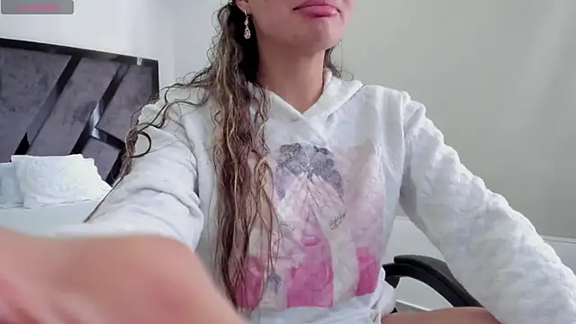 AnnieAndStefan online show from November 7, 2025, 2:32 pm