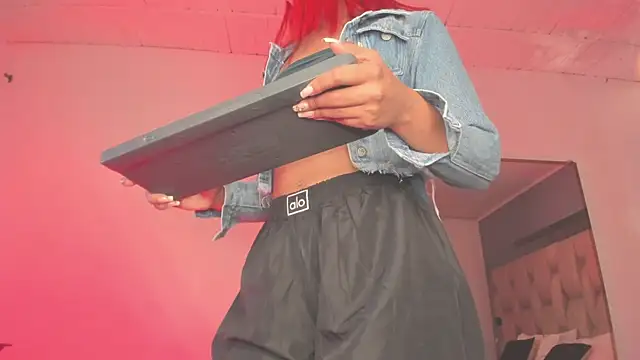 Snapshot of Emmily_Savage chatting on February 18, 2025, 10:27 am Emmily Savage online show from February 18, 2025, 10:27 am